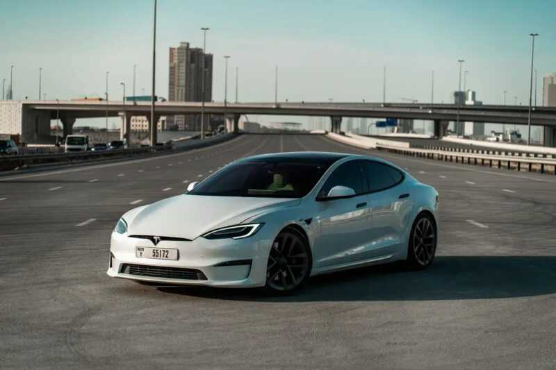 Rent a Tesla Model S Plaid in Vienna- DRIVAR® Sports Car Rental Austria