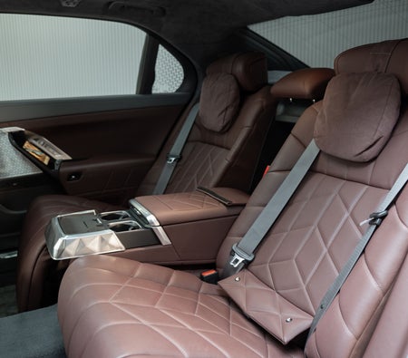 BMW 760i 2023 in Dubai — photo 9