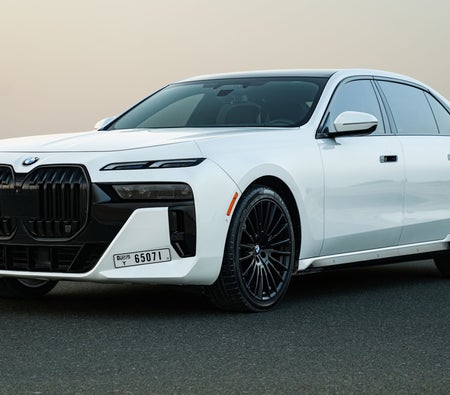 BMW 740i 2024 in Abu Dhabi — photo 3