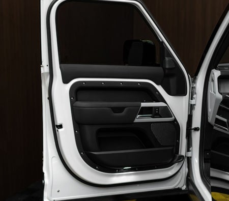 Land Rover Defender 110 2022 in Abu Dhabi — photo 5