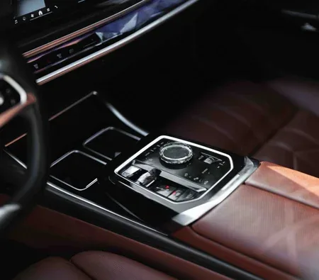 BMW 735i 2023 in Dubai — photo 7
