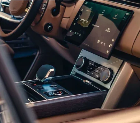 Land Rover Range Rover Vogue HSE V8 2023 in Dubai — photo 4