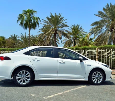 Toyota Corolla Hybrid 2024 — аренда в Дубае — фото 3