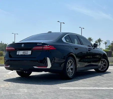 BMW 520i 2024 — аренда в Дубае — фото 5