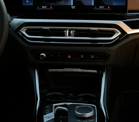 BMW 320i 2023 in Dubai — photo 8