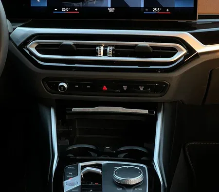 BMW 320i 2023 in Dubai — photo 9