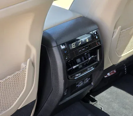 Jeep Grand Cherokee 2024 in Dubai — photo 9