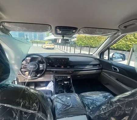 Kia Carnival 2025 in Dubai — photo 2