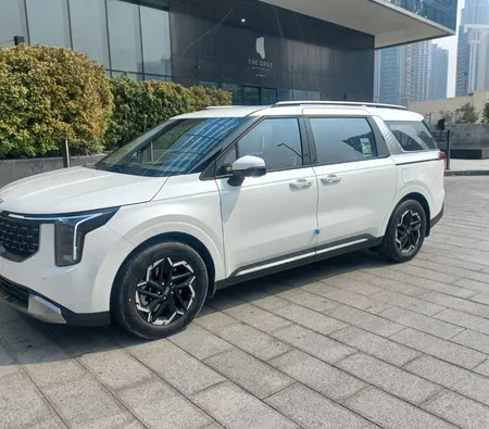 Kia Carnival 2025 in Dubai — photo 3