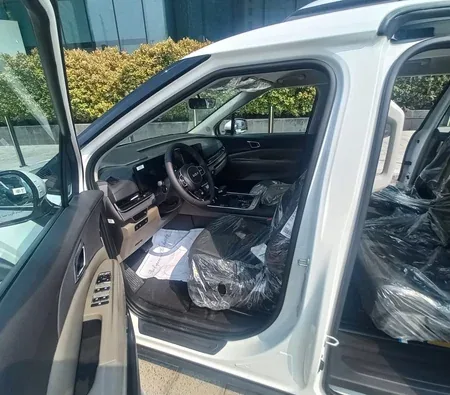 Kia Carnival 2025 in Dubai — photo 6