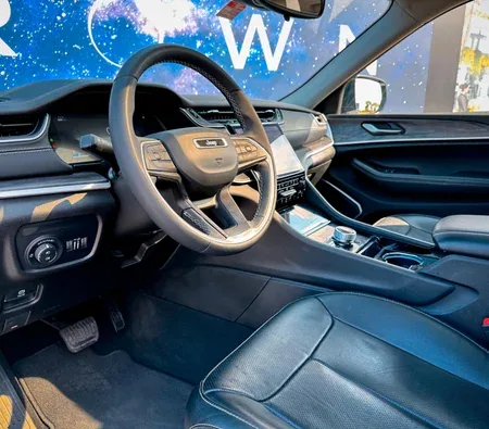 Jeep Grand Cherokee 2023 in Sharjah — photo 7