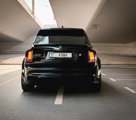 Rolls-Royce Cullinan Black Badge 2022 — аренда в Дубае — фото 5