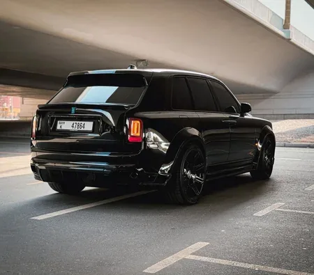 Rolls-Royce Cullinan Black Badge 2022 — аренда в Дубае — фото 8
