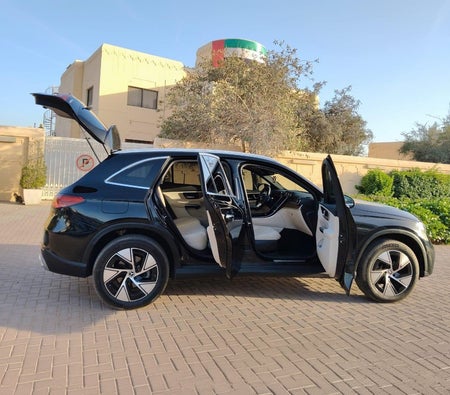 Mercedes-Benz GLC 300 2024 — аренда в Дубае — фото 4