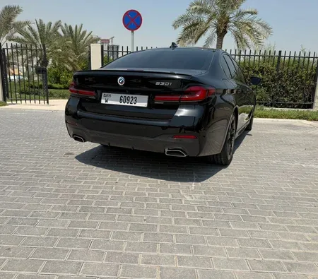 BMW 530i 2023 in Dubai — photo 6