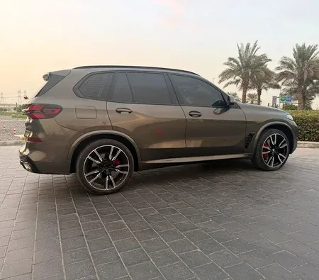 BMW X5 M40i 2025 in Dubai — photo 6